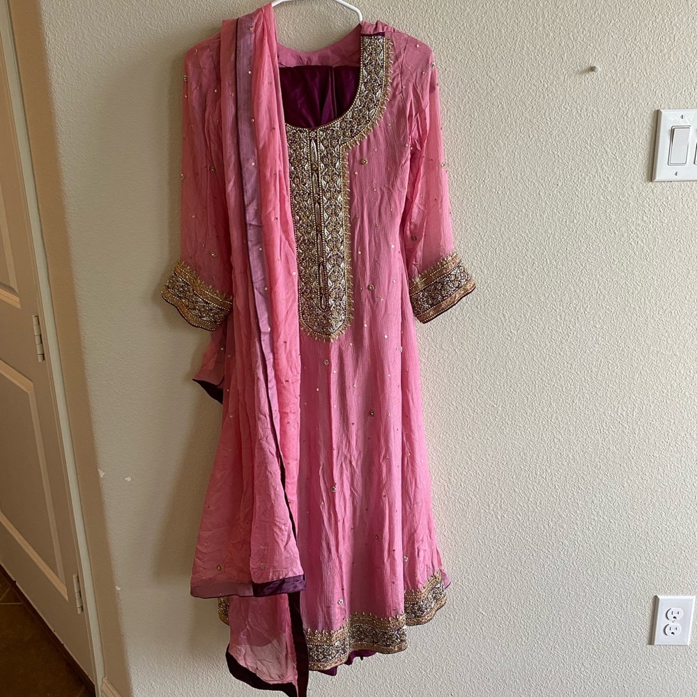 Ladies Small beautiful Shalwar Kameez 3 piece outfit